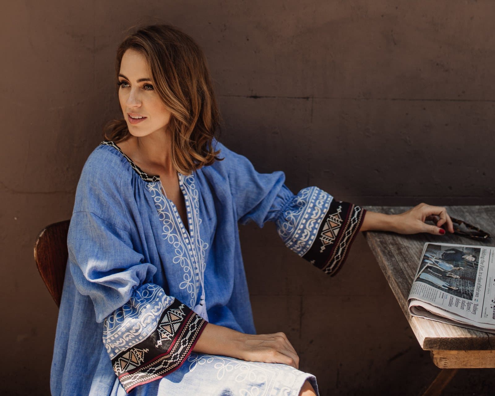 Sigourney Cantelo reading the paper