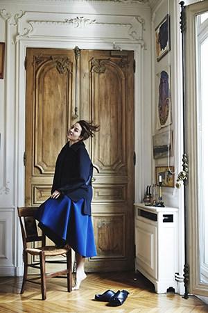Kym Wears Her Own Designs in the Apartment She Stays at During Fashion Week