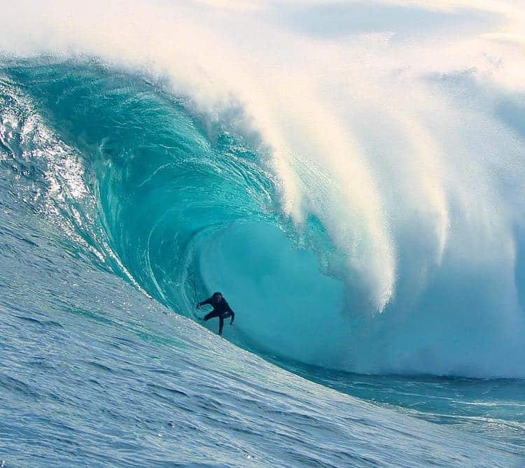 LAURA DOING HER BIG WAVE THING   IMAGE: INSTAGRAM @CHRISENEVER